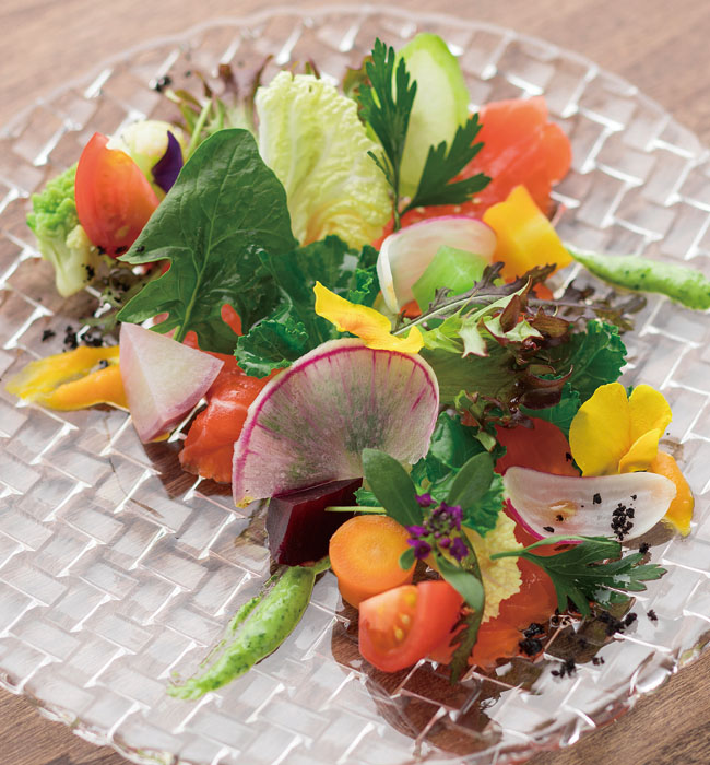 八海山サーモンの薫製マリネ季節野菜の菜園風仕立て