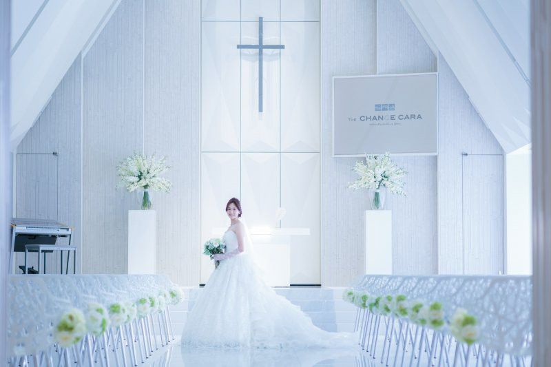 真っ白い光に包まれる花嫁