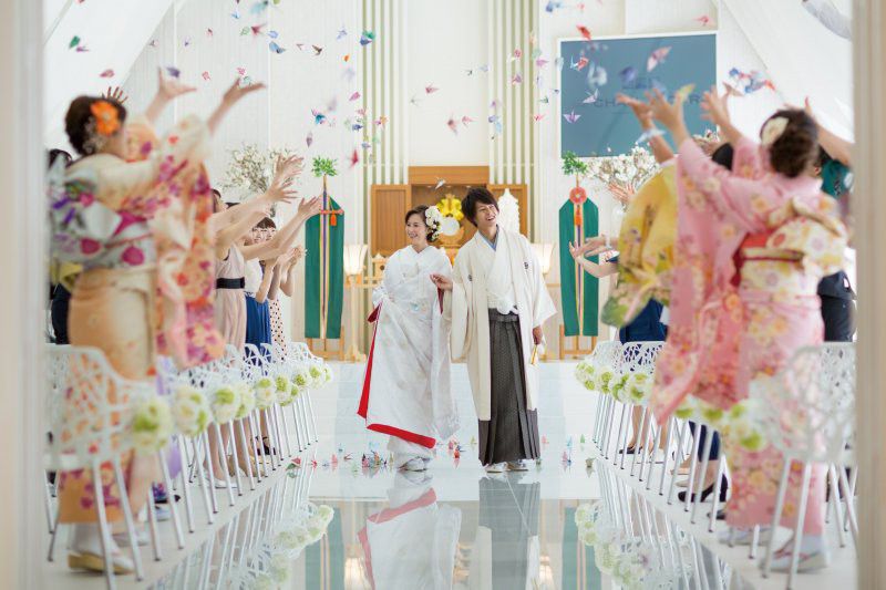 厳粛な神前式のあとは、ゲストからの折鶴シャワーでたくさんの祝福を！！