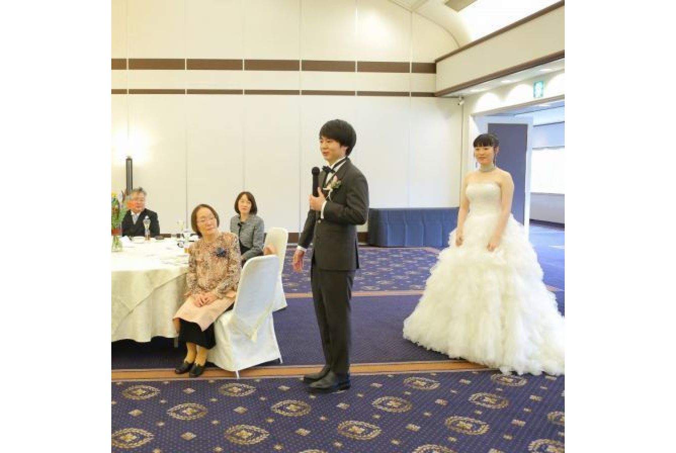 ふたりがテーブルを回って思い出話を交えてゲストを紹介
