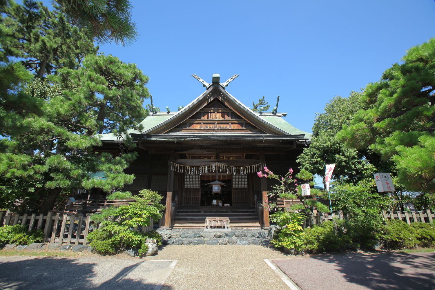新潟市の中心部にありながら、緑に囲まれた静かな佇まいを残す神社です。