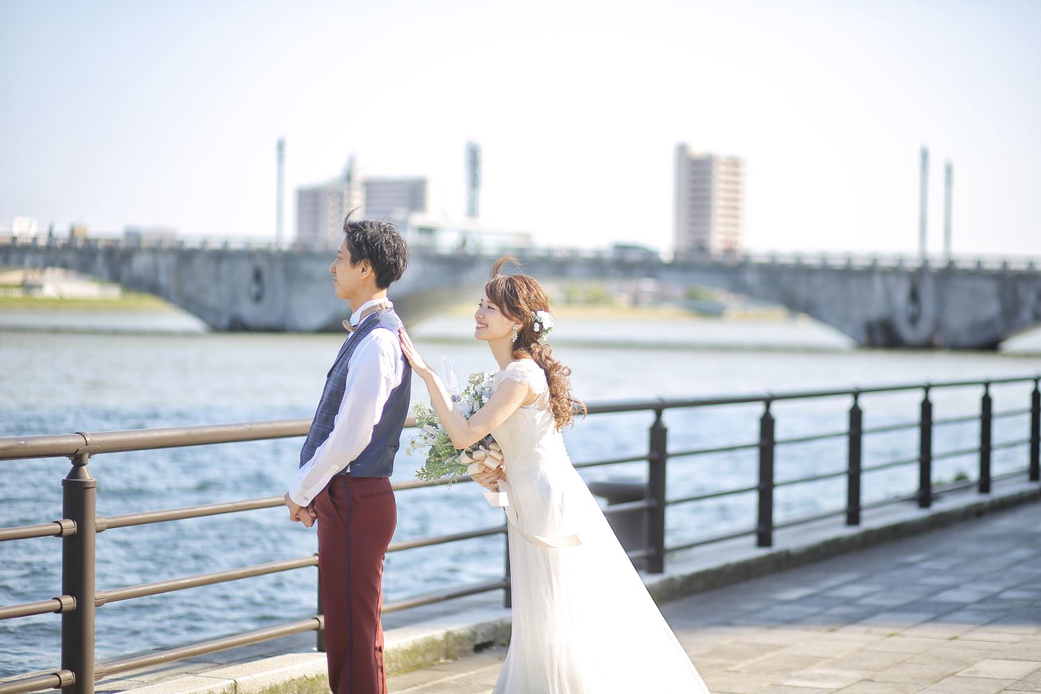 萬代橋や信濃川をバックに新潟らしいロケーションでの撮影もできます。