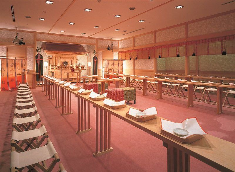 新潟の総鎮守「白山神社」の縁結びの神様を主神とした本格的な神殿。６４名の参列が可能なので、友人ゲストにも両家の結びつきを見守ってもらえます。