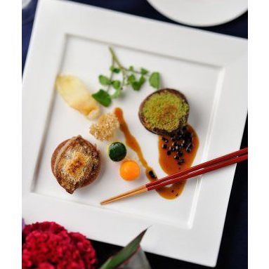 披露宴は若い方からご年配まで沢山の方が集います。そこで和洋中折衷の料理が定番で人気です。