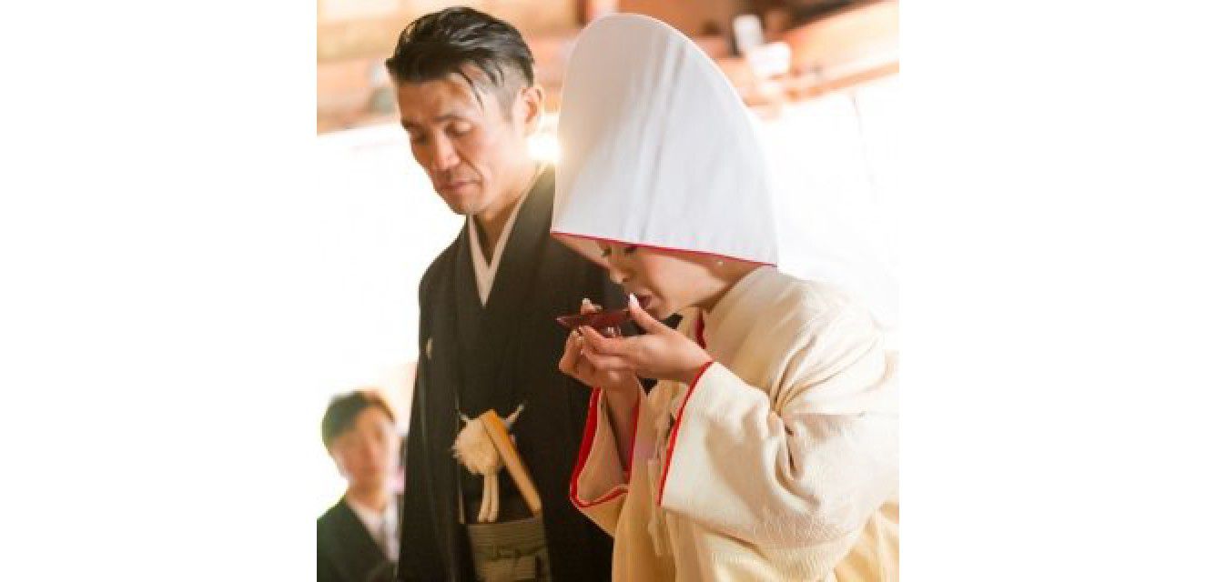 由緒ある神社での厳粛な神前式