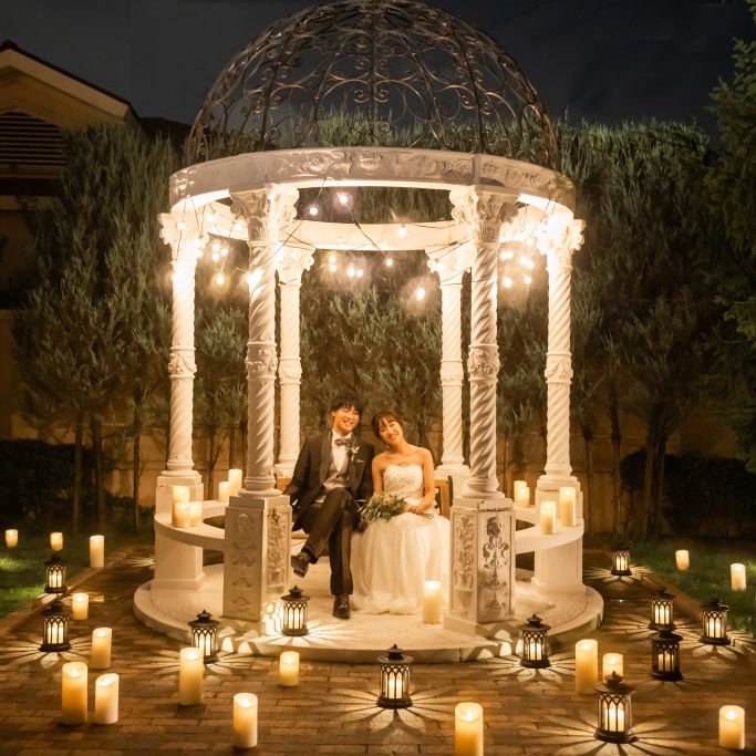 人気のフォトスポット「ガゼボ」。ガゼボの下で結婚式を挙げられるお2人は住む場所に困らないという言い伝えがある。そんなガゼボをライトアップして夜に撮影してみませんか