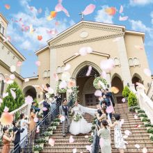 ガーデン付きの貸切邸宅や
荘厳なチャペルで憧れの結婚式を