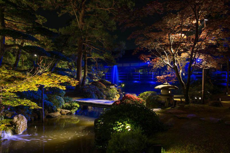 東京スカイツリーのライティングを手がけた戸恒浩人氏がデザインした日本庭園の照明。