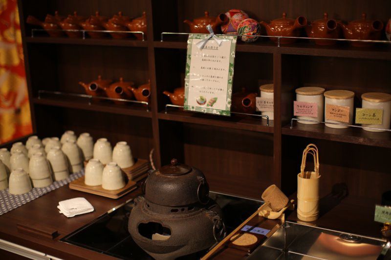 小林樓の創業と共に歩んできた南部鉄の茶釜。その茶釜を使用して新たにお茶バーがドリンクコーナーに登場。
お食事の合間にほっと一息を楽しんで