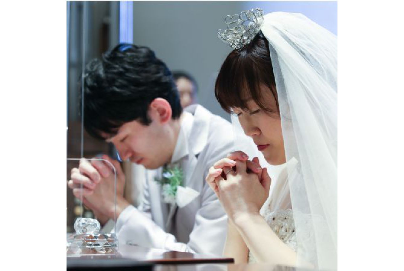 神聖なチャペルで愛を誓い心からのお祈り