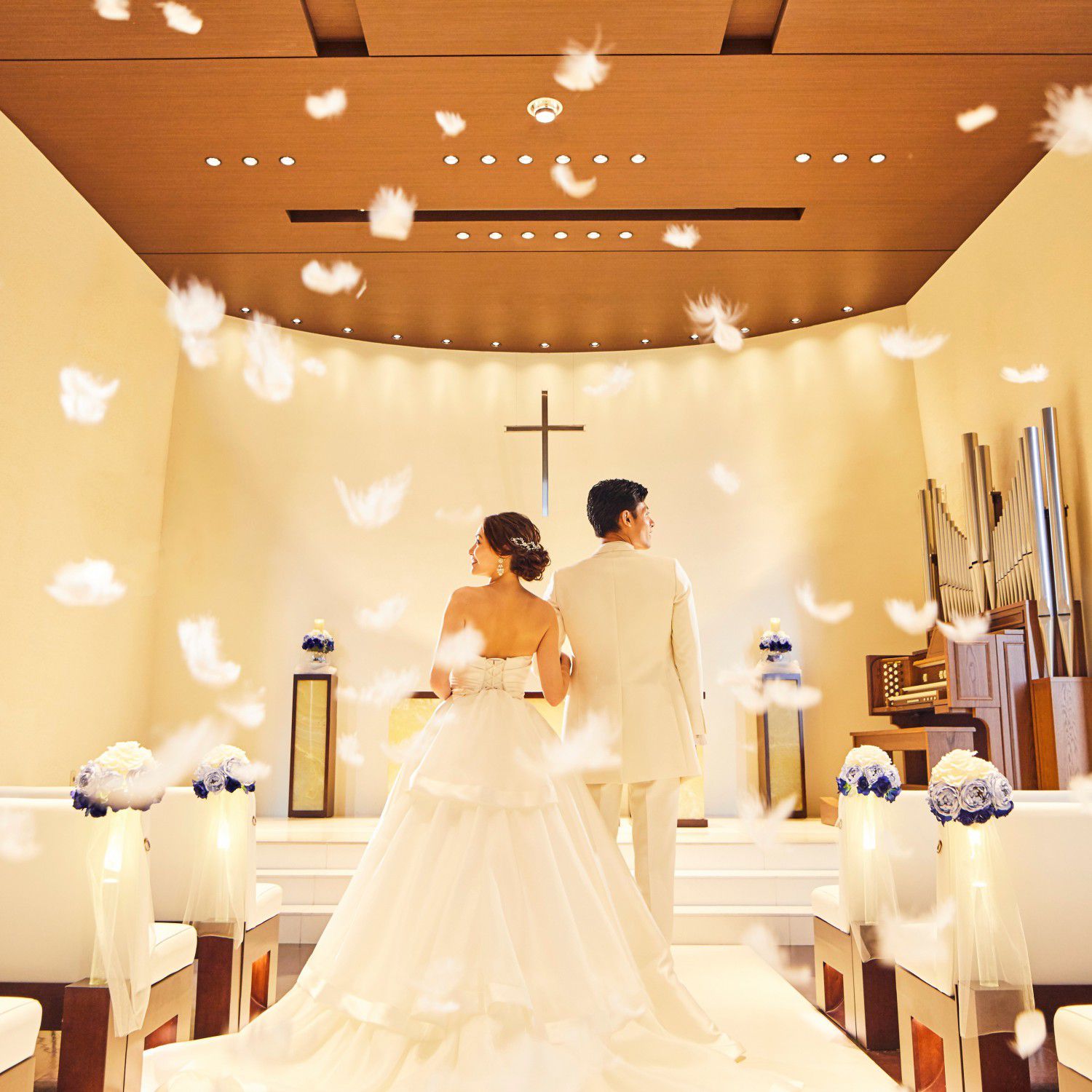 『永遠の愛を誓い、結ばれる瞬間の気持ちを大切にしたい」というカップルに人気の、白を基調とした神聖なチャペルで『結婚式の本質』を大切にしたセレモニーを。天からそっと舞い降りる天使の羽根にも注目を