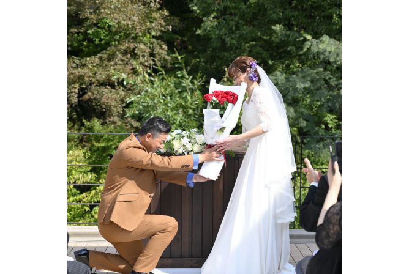 バラの花と共にサプライズプロポーズ