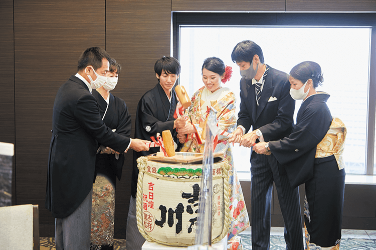 披露宴のスタートは和装に似合う鏡開きから