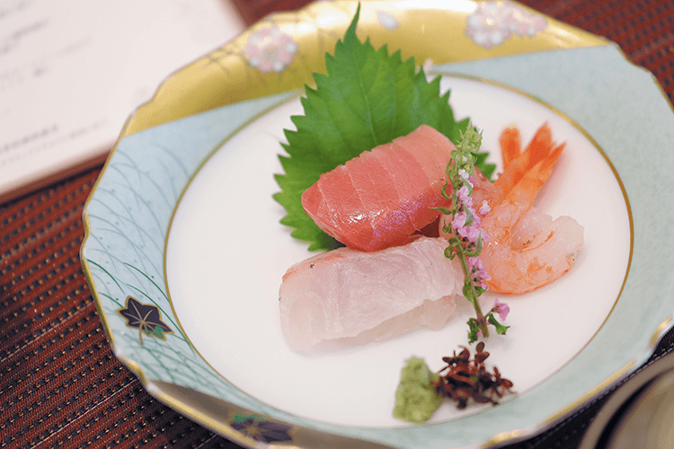 ふたりの地元の食材でもてなしの料理を華やかに