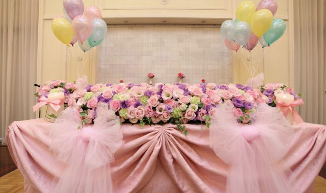 キーカラーは【ピンク】♡結婚式のかわいい高砂コーディネート集
